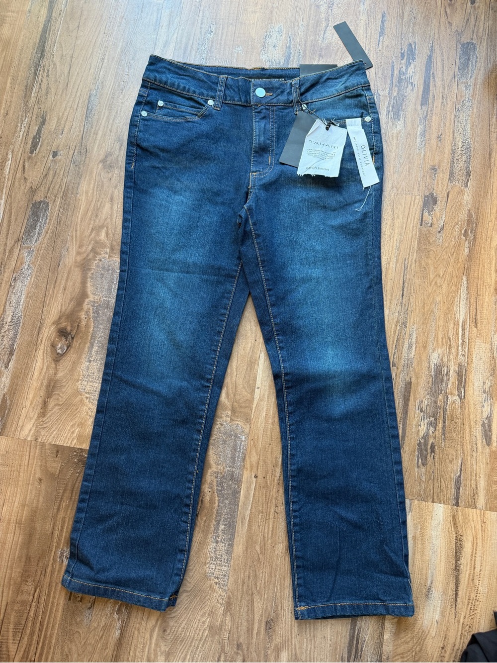 Woman’s Tahari Olivia Straight Jeans in Dark Blue - size 6 0106